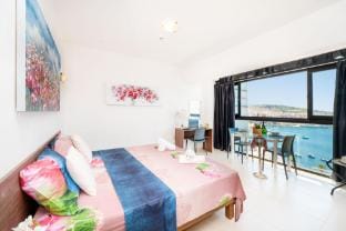 Islet Promenade Studio with Hot Tub and Sea View Apartment in Saint Paul's Bay
