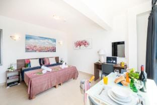 Islet Promenade Studio with Hot Tub and Sea View Apartment in Saint Paul's Bay
