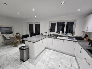 Glynn House*Sleeps 8*Parking*Contractors*Groups Vacation rental in Newport