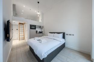 Cosy Studio Maisonette with Balcony Knightsbridge Apartment in City of Westminster