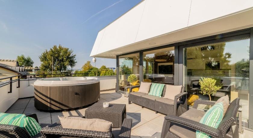 LAKE MOMENTS - Emerald Penthouse Apartment in Hungary