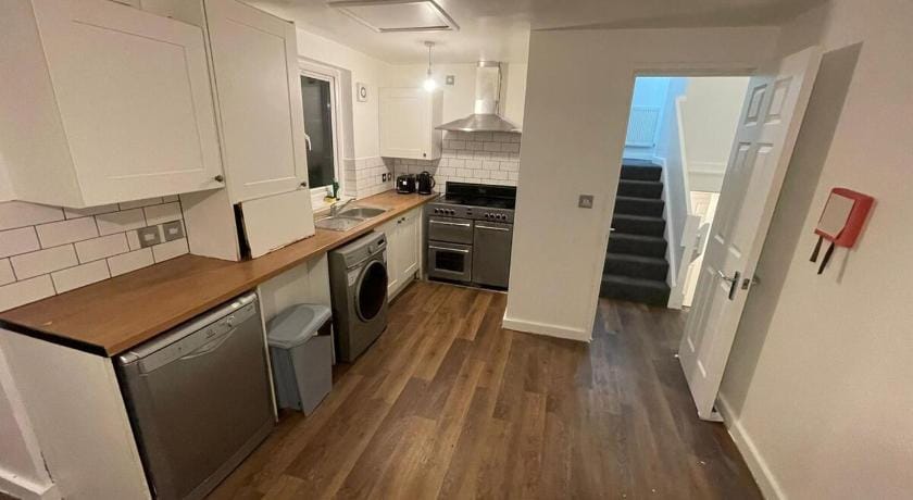 Tranquil Park Escape - Cosy Bedroom (Shared Space) Hotel in Sheffield