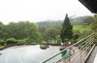 VILLA PUNCAK STR 3 BR Vacation rental in Cisarua