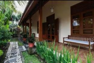 Luxurious Javanese Villa 4 BR Vacation rental in Special Region of Yogyakarta