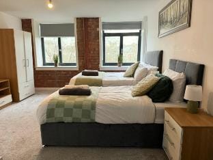 Accommodation For Large Groups - Workers Bradford Apartment in Bradford