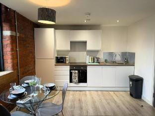 Accommodation For Large Groups - Workers Bradford Apartment in Bradford