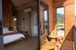 吊脚楼湖景泡池大床房 Chalet in Guangdong