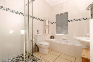 The Pelican - Stunning 3-Bedroom Holiday Home in Langebaan Vacation rental in Western Cape