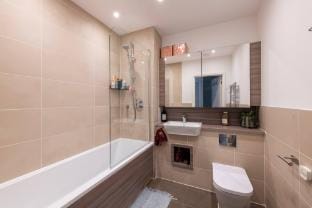 Stylish 3-Bed Townhouse with 3 Baths in Southgate Apartment in Enfield