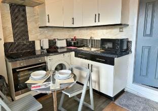 Temporary Accommodation | FREE Parking - Sleeps 5 Apartment in Liverpool