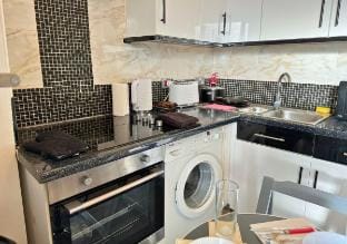 Temporary Accommodation | FREE Parking - Sleeps 5 Apartment in Liverpool