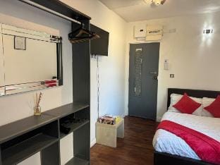 30% OFF | Cosy Haven For Couples Free Parking Apartment in Liverpool