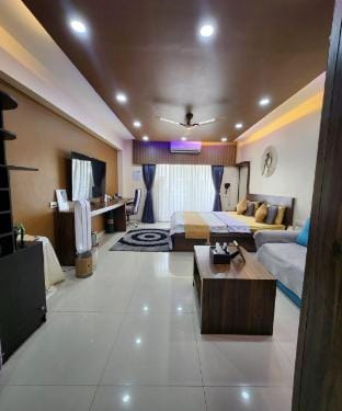 Near Airport, CC2 & New Town. With Pool and Gym   Apartment in Kolkata