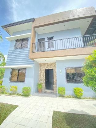 Ideal for Large Groups 4-Bedroom Furnished House Vacation rental in Bacolod
