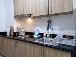 Comfy stay near MOA w/ work desk, Netflix, balcony Apartment in Pasay
