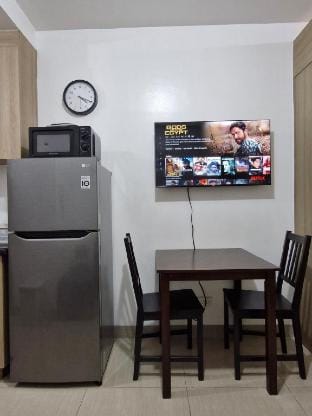 Comfy stay near MOA w/ work desk, Netflix, balcony Apartment in Pasay