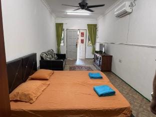 Khuldi Studio Room with Shared Pool Vacation rental in Selangor, Malaysia