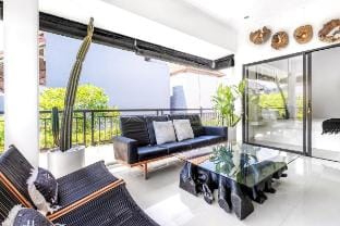SOHO Meets CANGGU - VILLA VANILLA Jiwa Queen Bed Villa in North Kuta