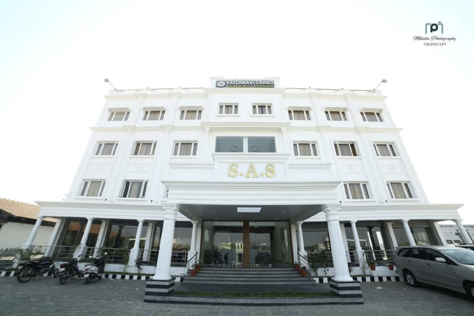 Hotel Vaishnavi Grand Siruguppa Hotel in Karnataka