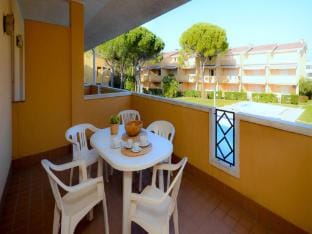 Stunning three room apartment in a quiet area with outdoor pool Apartment in Bibione