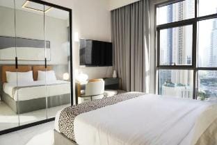 The Luxe Canal Escape: 2BR Near Dubai Mall Apartment in Dubai