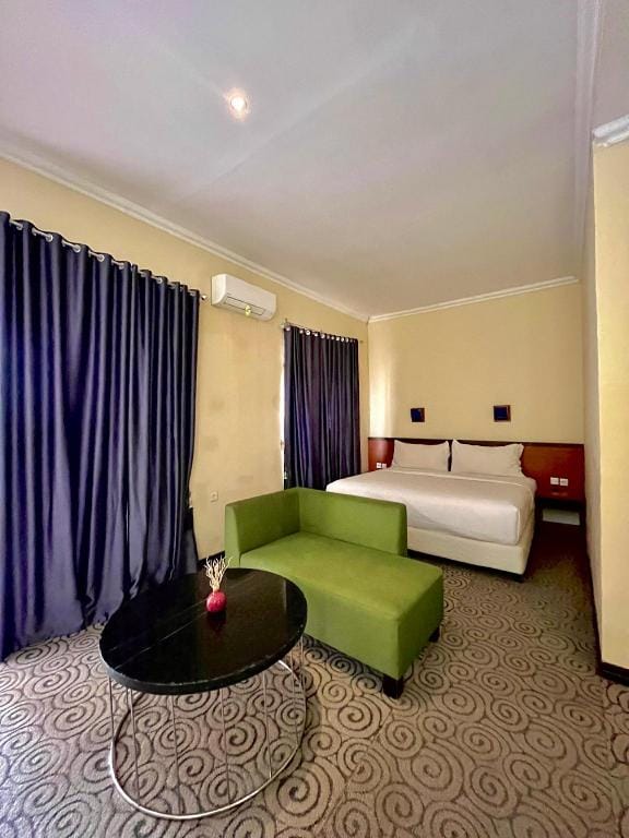 EMER ONE MOSLEM FRIENDLY HOTEL Hotel in West Sumatra, Indonesia