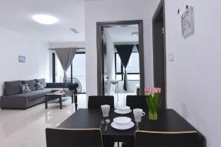 Chic Suasana JB Suite, Cozy Stay with Balcony Vacation rental in Johor Bahru