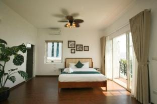 XOI Mira 5_Grand Balcony Suite in Lakeside Villa Vacation rental in Laos