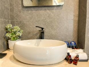 XOI Mira 5_Grand Balcony Suite in Lakeside Villa Vacation rental in Laos