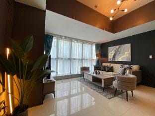 Elegant 3BR Suite with FREE Parking in Uptown BGC Vacation rental in Makati
