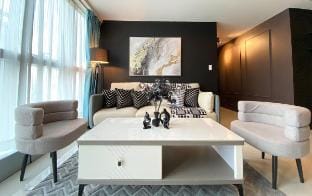 Elegant 3BR Suite with FREE Parking in Uptown BGC Vacation rental in Makati