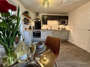 Modern 2-Bed House with EV charger - Hosted by Hutch Lifestyle Vacation rental in Warwick