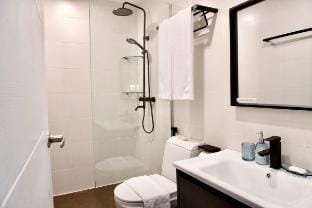 Modern Interior 1-BR w/ Balcony near GreenbeltMall Apartment in Pasay