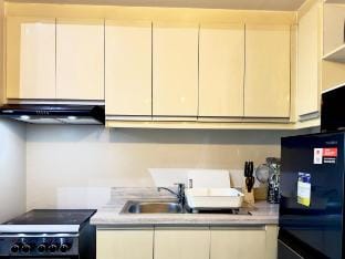 Cozy 1BR Deluxe with Balcony near Greenbelt Mall Vacation rental in Pasay
