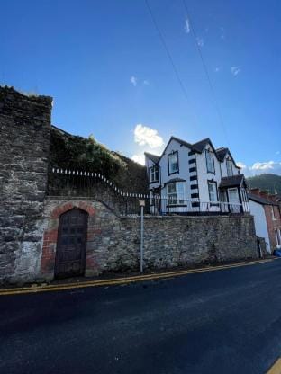 Llangollen Retreat with Stunning Views of the Castle Vacation rental in Llangollen