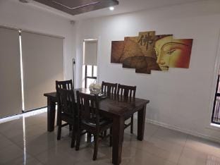 Major Movie Apps  65" Smart TV Hodgson Vacation rental in Melbourne