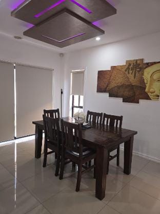 Major Movie Apps  65" Smart TV Hodgson Vacation rental in Melbourne