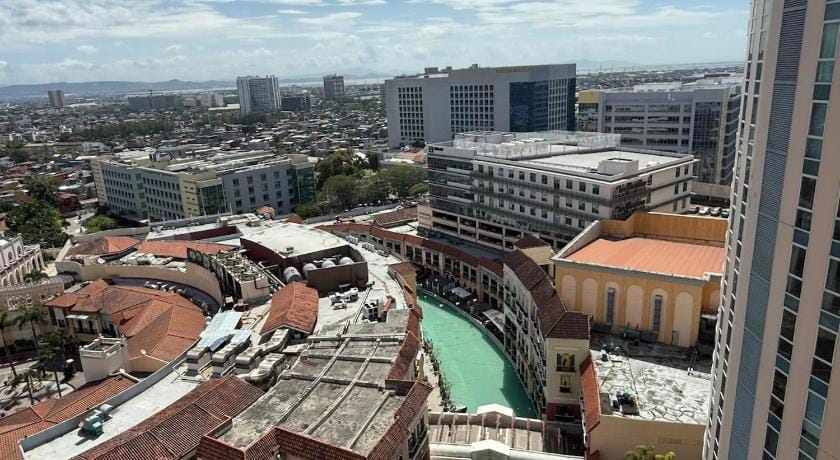 Deluxe Suite in Venice McKinley Hill - Garden View Apartment in Makati