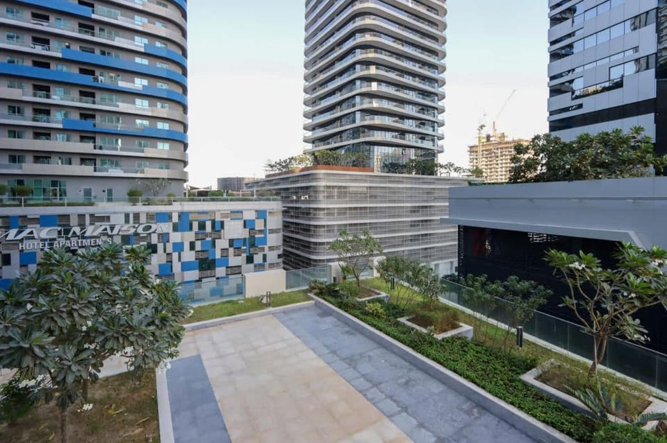 Livbnb-2B Maid s in Dunya  5Min Walk to Dubai Mall Apartment in Dubai