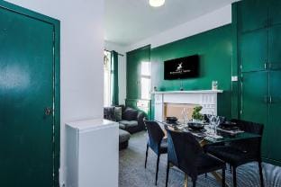 2-bed duplex flat - free parking - Sleeps 4 Vacation rental in Bradford