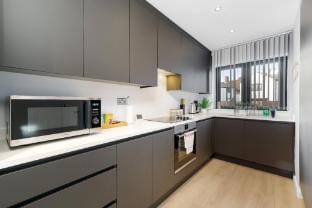 Spacious 4 Bed Hse -01 w/ Parking in Farnham Royal Vacation rental in Slough