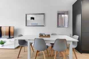 Spacious 4 Bed Hse -01 w/ Parking in Farnham Royal Vacation rental in Slough