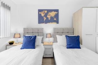 Spacious 4 Bed Hse -01 w/ Parking in Farnham Royal Vacation rental in Slough