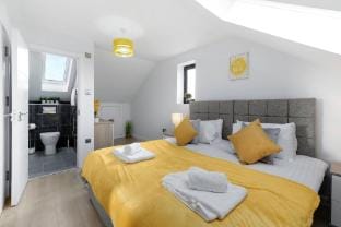 Modern 4 Bedroom Hse 03 -Parking in Farnham Royal Vacation rental in Slough