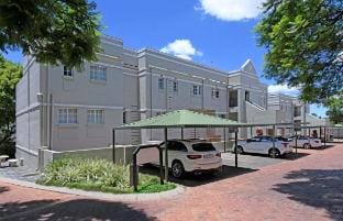 Cosy 2bed in heart of Sandton Vacation rental in Sandton