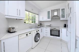 Cosy 2bed in heart of Sandton Vacation rental in Sandton