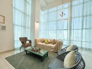 Maritime | Duplex Spacious & Vintage | 8PAX 2R2B Vacation rental in George Town