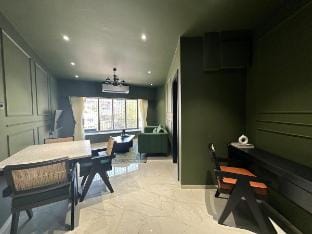 Plush Bandra West | Luxury 2BHK Apartment & Study Apartment in Mumbai