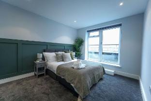 Elegant Penthouse w/ Hot Tub by Cambridge Station Apartment in Cambridge