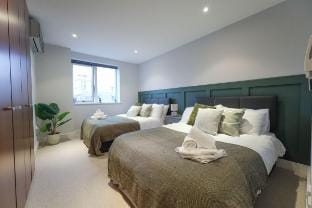 Elegant Penthouse w/ Hot Tub by Cambridge Station Apartment in Cambridge